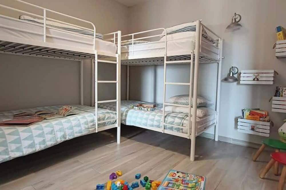 Nice A-C apartment for 6 between the sea and the mountain in Le Rouret, Mediterranean Coast (France)
