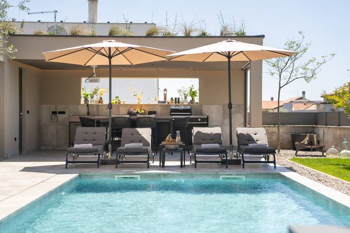 Villa pour 6 personnes, avec terrasse ainsi que jardin et piscine à Novigrad - 4