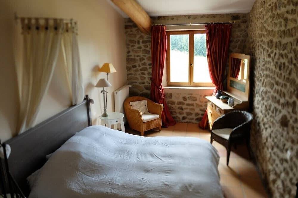 Gîte in the heart of the forest, with swimming pool and beautiful views! in Viscomtat, Regionaler Naturpark Livradois-Forez
