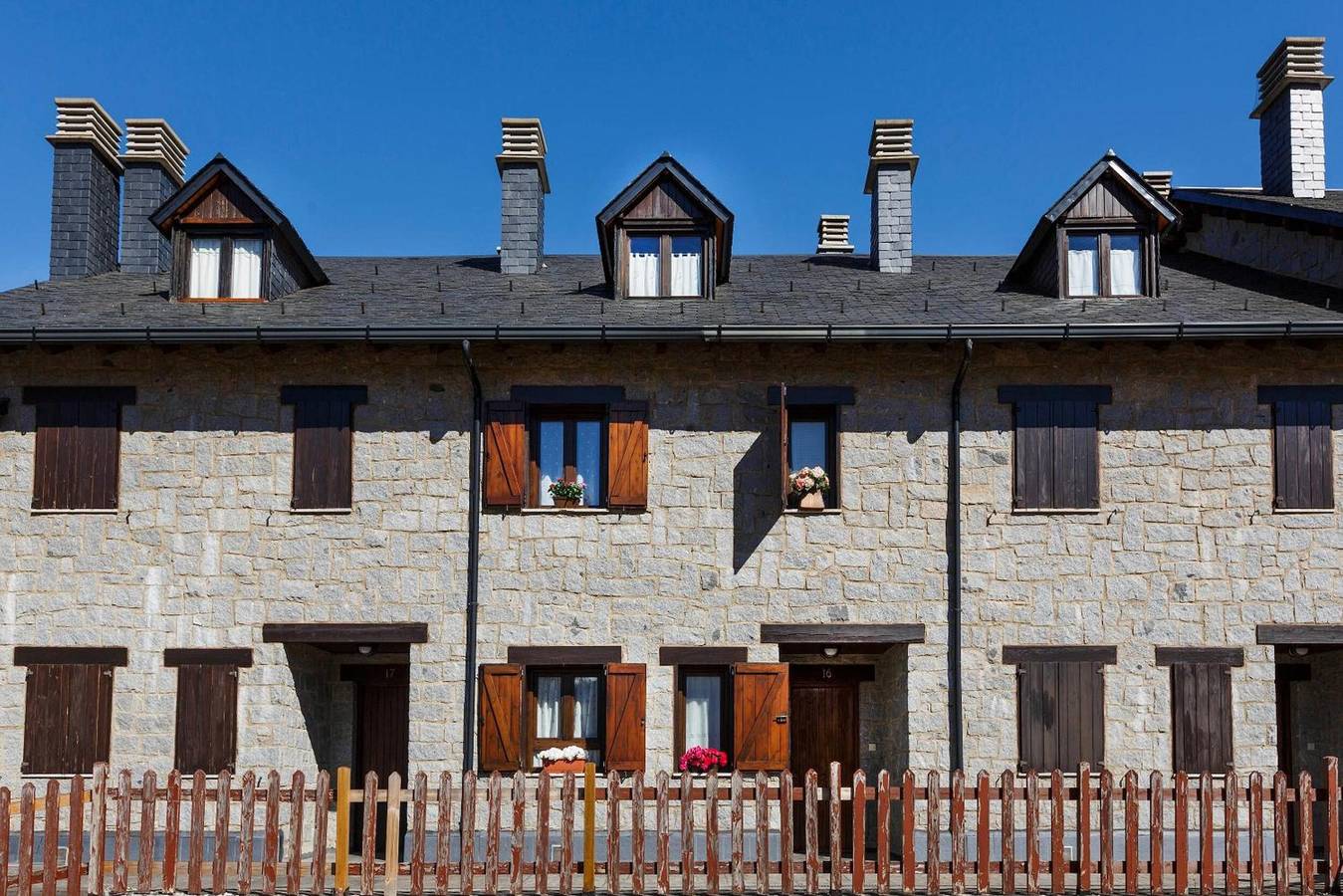 Chalet 'Torres De Vallibierna' mit Bergblick, Gemeinschaftspool und WLAN in Cerler, Benasque