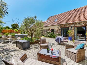 Gîte pour 4 personnes, avec terrasse et jardin à Surville