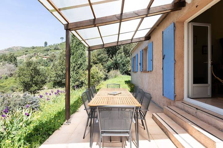 Location de vacances pour 7 personnes, avec terrasse et jardin à Manso (homonymie)