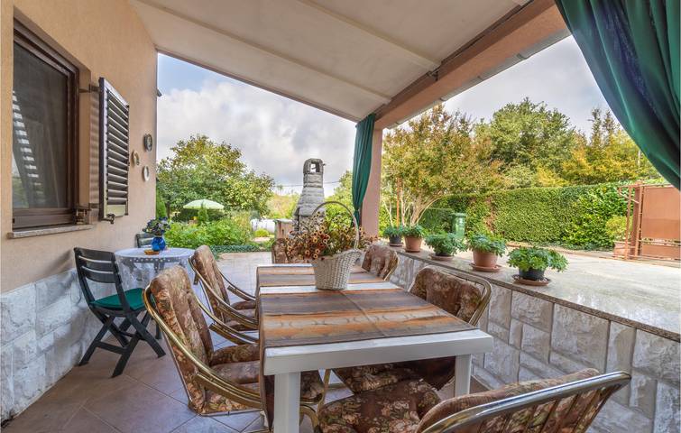 Ganze Ferienwohnung, Charmantes Apartment mit Terrasse, WLAN und Parkplatz in der Nähe des Strandes Duga Uvala in Marčana, Südküste Istrien