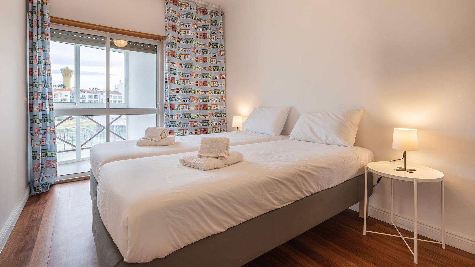 Ganze Wohnung, Ferienwohnung für 4 Personen mit Balkon in Charneca de Caparica e Sobreda, Halbinsel von Setúbal