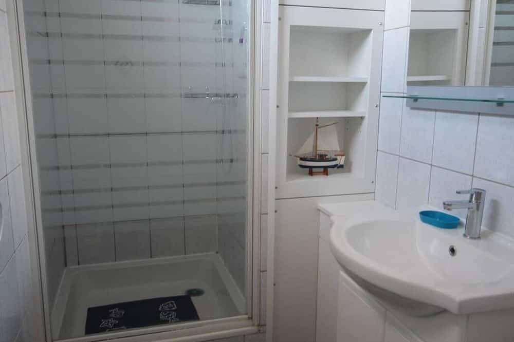 Entire apartment, Lovely Flat for 2 Persons, Wifi , Airco, wonderfull view of the sea from the balcony, 20 m from... in Portiragnes Plage, Portiragnes