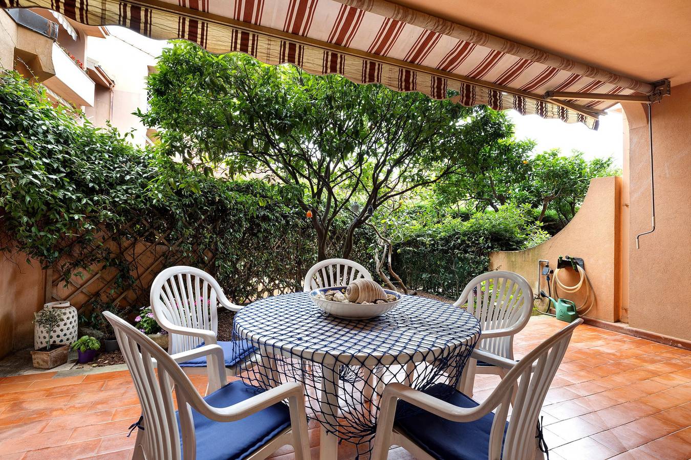 Apartamento entero, Apartamento 'Loano Relax' con terraza privada y jardín privado in Loano, Riviera di Ponente