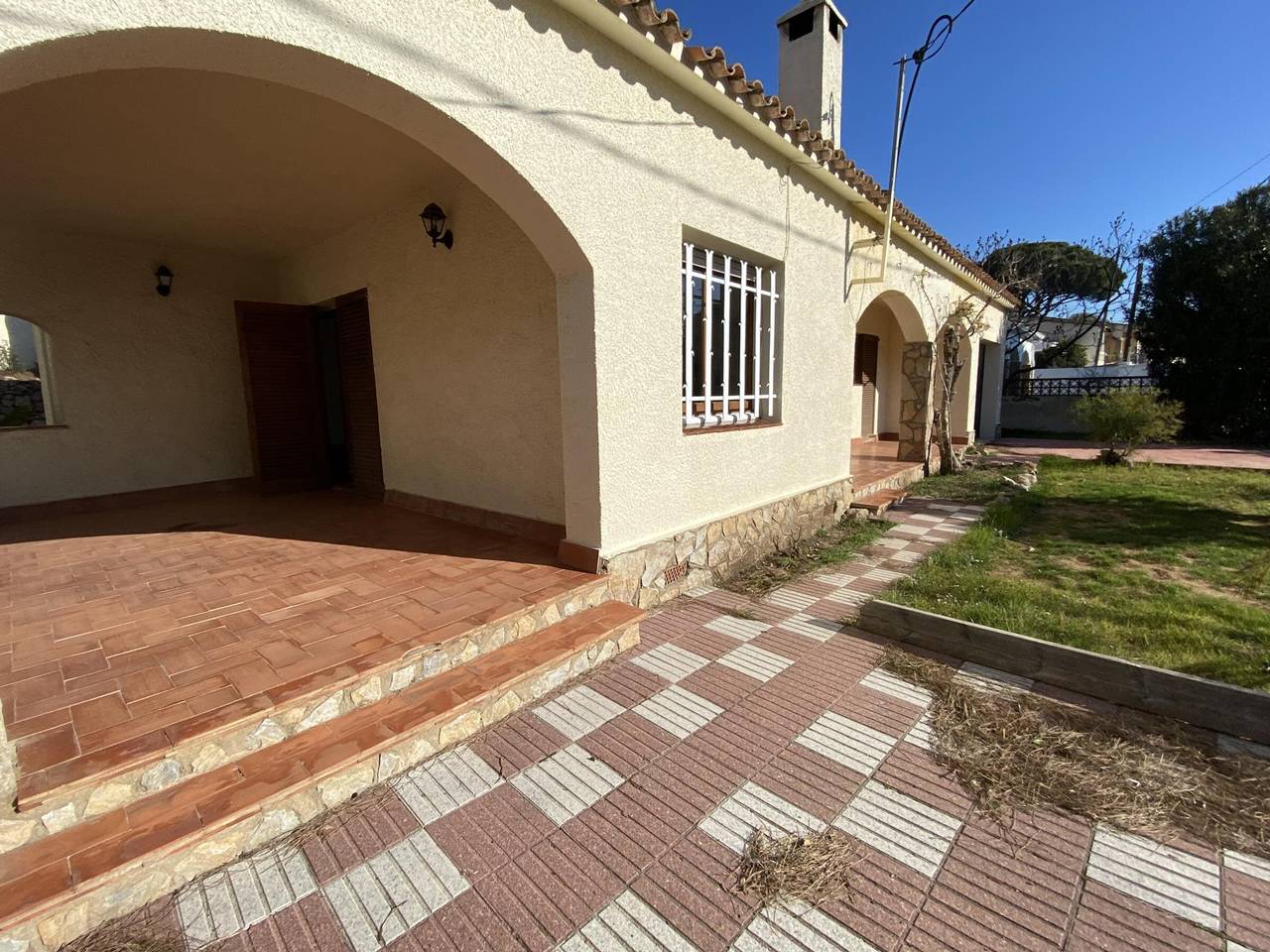 Gemütliches Familienhaus mit großem Garten, nahe dem Strand von Riells, hundefreundlich in l'Escala, Oberampurien