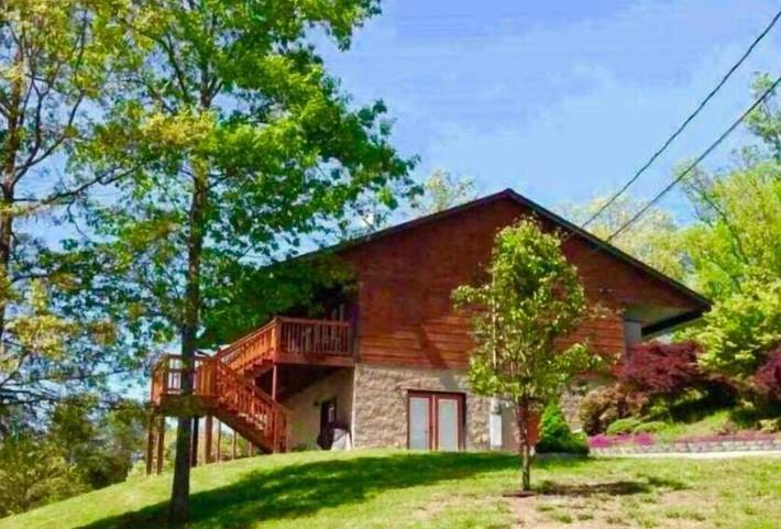 Vacation rental for 15 people, with balcony and hot tub in Douglas Lake