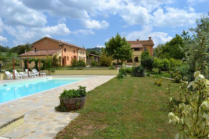 Agriturismo per 2 persone, con panorama e piscina nonché giardino, con animali domestici in Umbertide