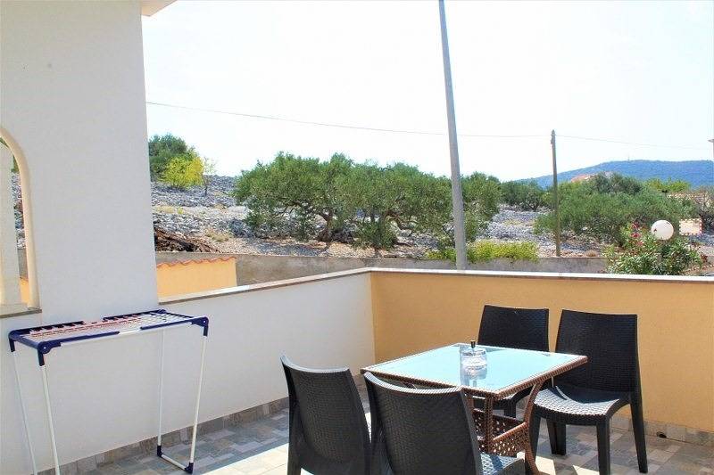 Ganze Wohnung, Apartment mit Terrasse und gemeinsam Grill in Primosten, Šibenik-Knin