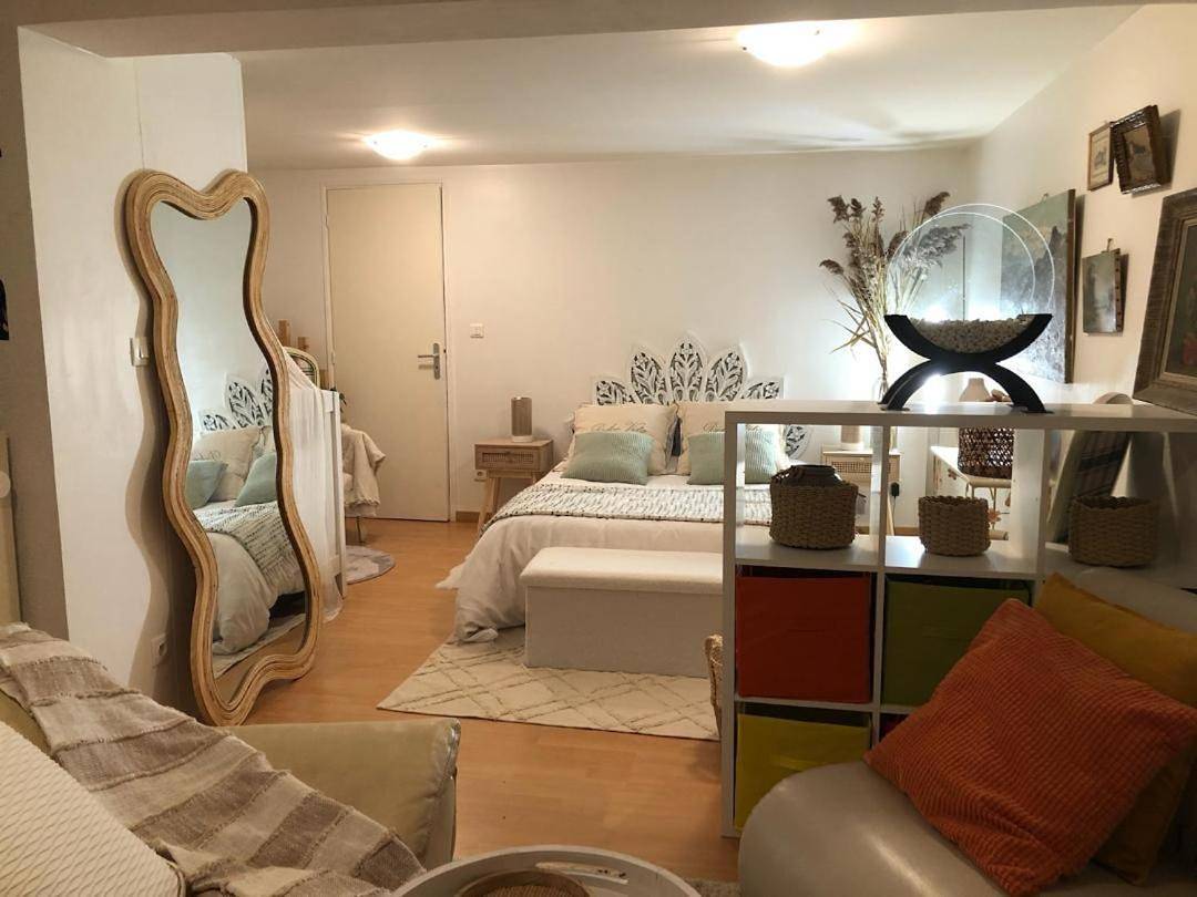 Large Double Room in Mirefleurs, Région de Clermont-Ferrand