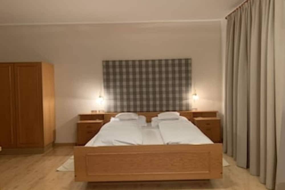 Ganze Wohnung, Helles sonniges Studio-Apartment großzügiger Balkon. Nähe zu Bozen & Meran Wlan in Schernag, Tisens