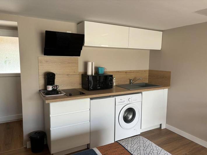 Gîte pour 2 personnes, avec terrasse ainsi que piscine et jardin dans Puy-Guillaume - 2