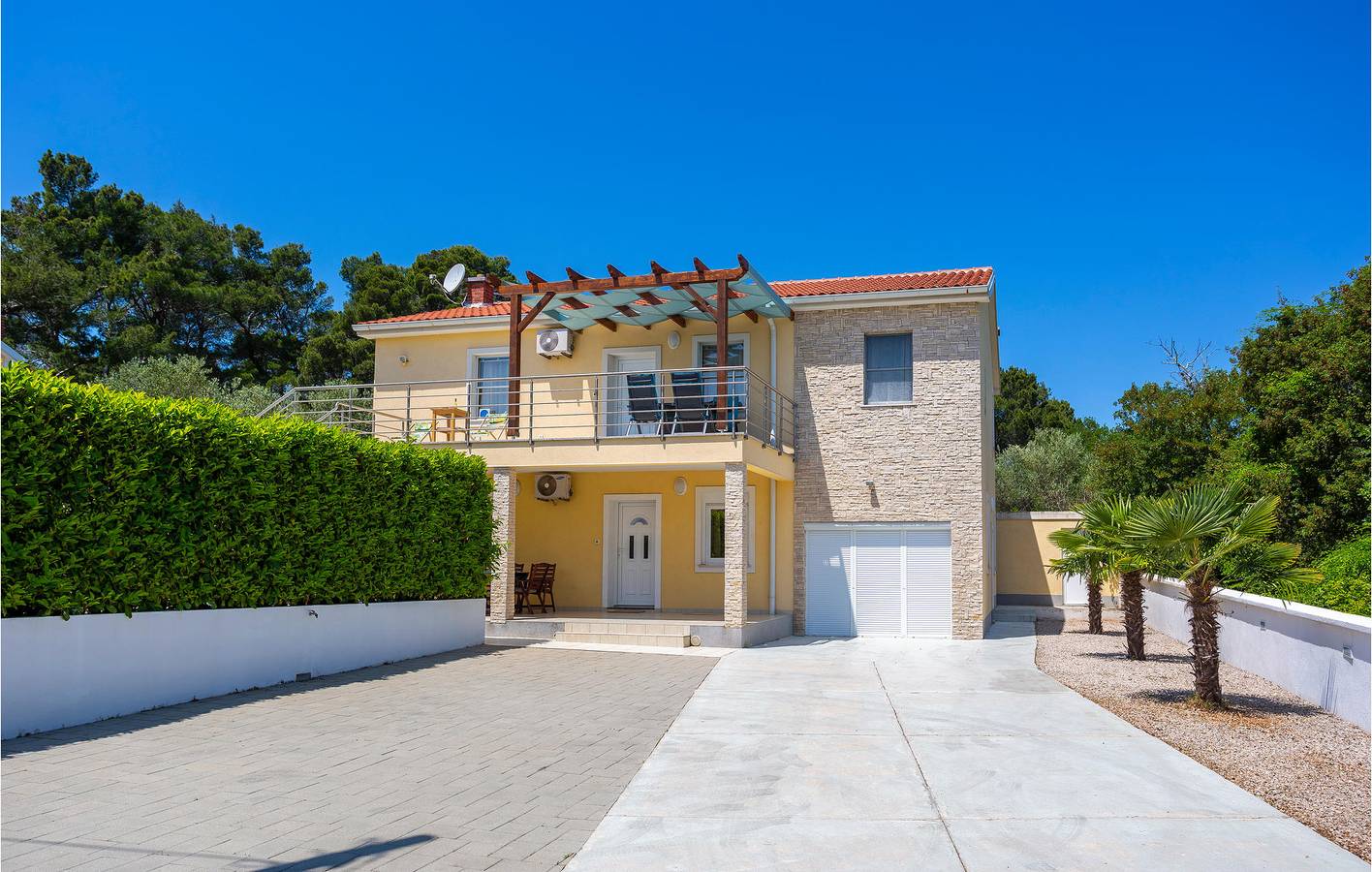 Ganze Ferienwohnung, Gemütliche 100 m² große Wohnung mit Pool, WLAN und Terrasse in der Nähe des Stadtzentrums in Krk Stadt, Krk