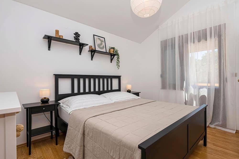 Lovely home in Lovrec in Makarska Riviera
