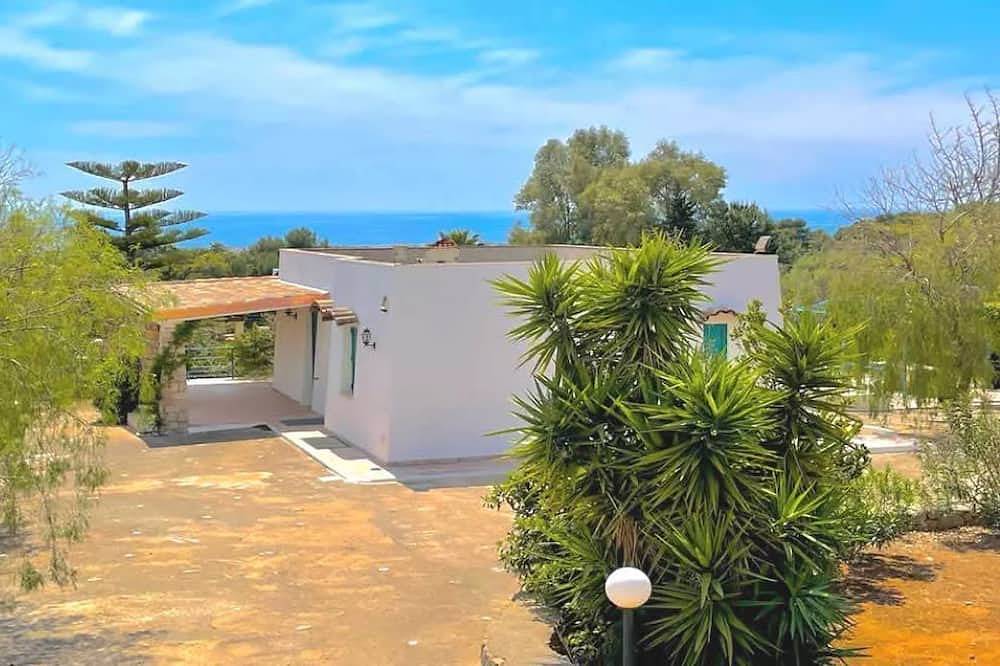 Detached villa with sea view in Torre Pali, Salve