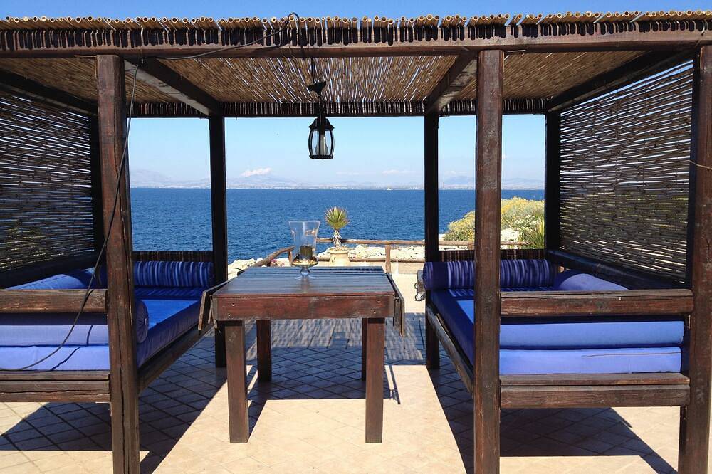 Villa with terrace on the coves of Scalo Cavallo in Cala Rossa (Favignana), Favignana