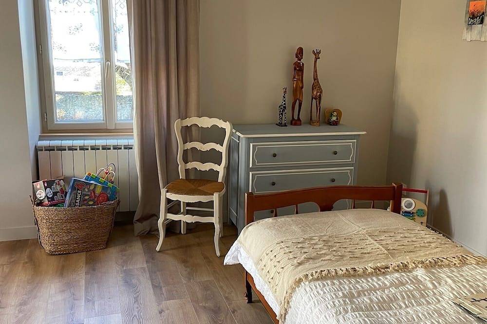 Charming gîtes 320m2 for up to 22 people +heated pool 300m from the Ardèche river in Aubenas, Ardèche