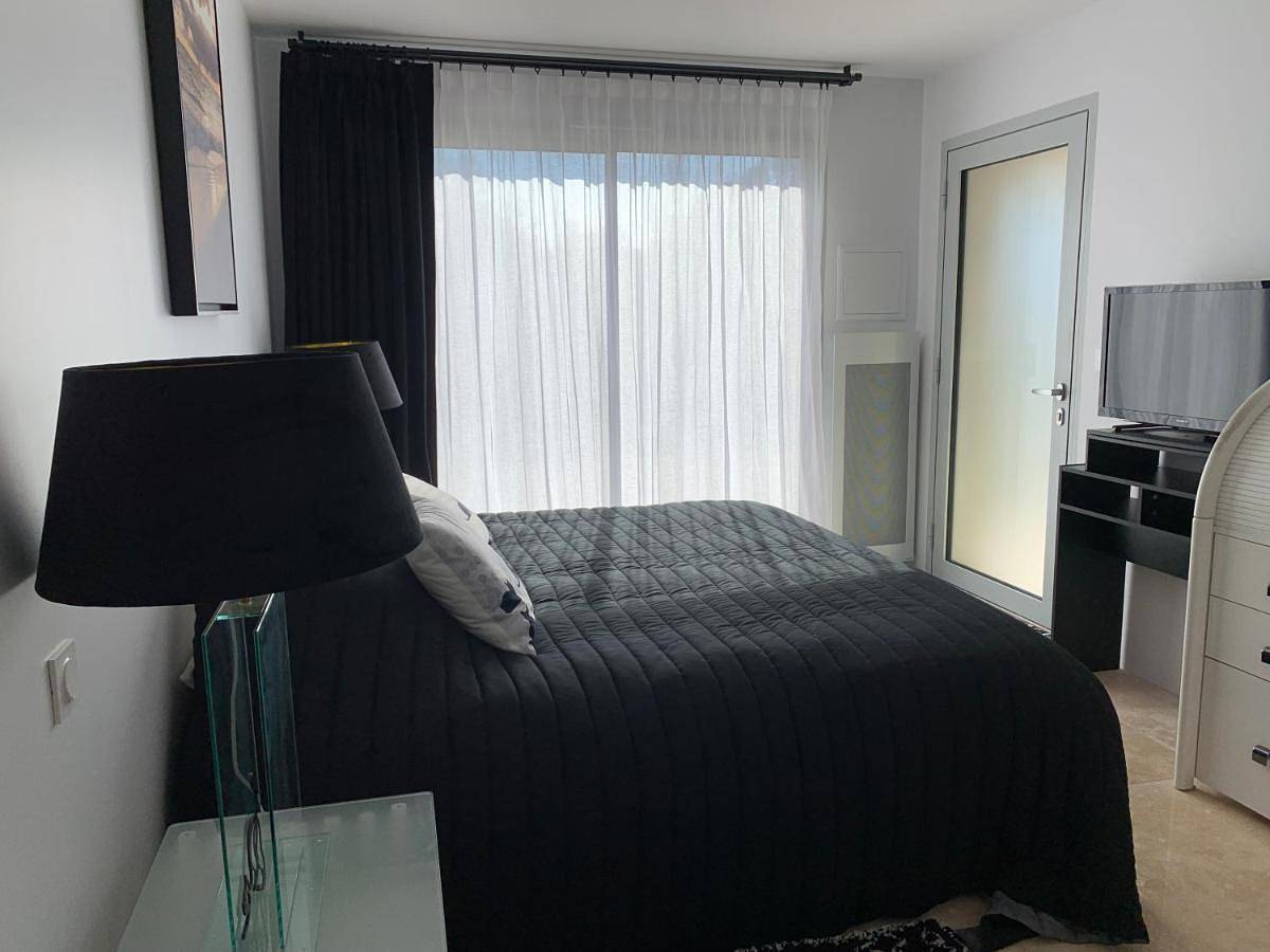 Double Room with Private Bathroom in La Romieu, Gers