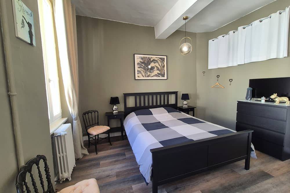 3-star manor house:L'Oustal des Halles with cinema in the center of town in Castelnaudary, Carcassonne region