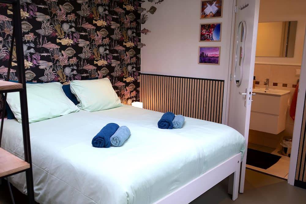 Entire apartment, Cozy guesthouse with private garden and free parking in Rotterdam, South Holland