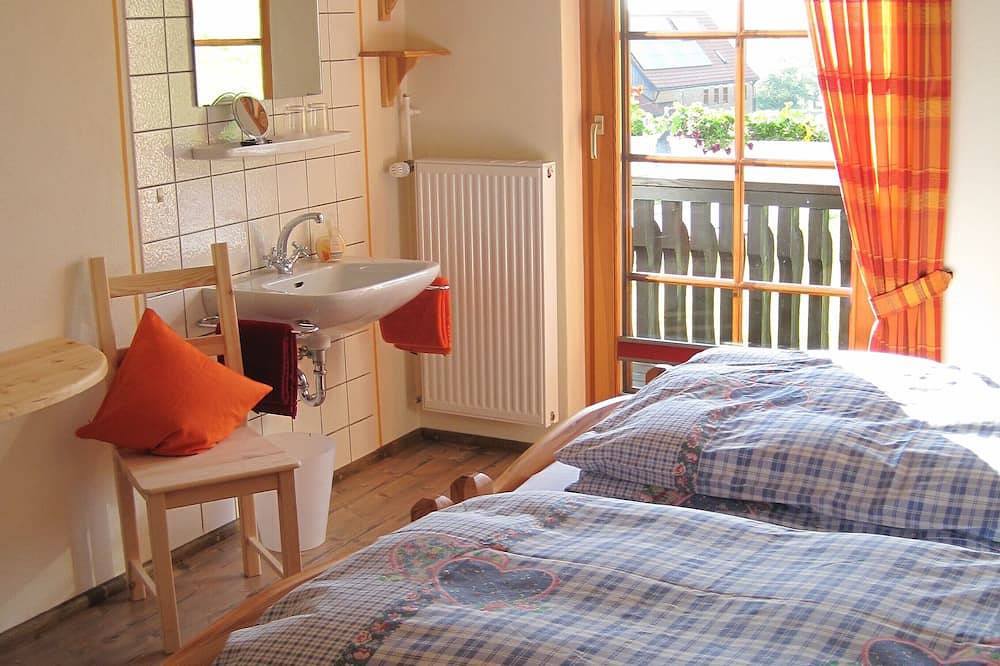 Ganze Wohnung, Gemütliche Ferienwohnung S´Hopfe am Bähnle-Radweg und Wutachschlucht in Bonndorf, Südschwarzwald