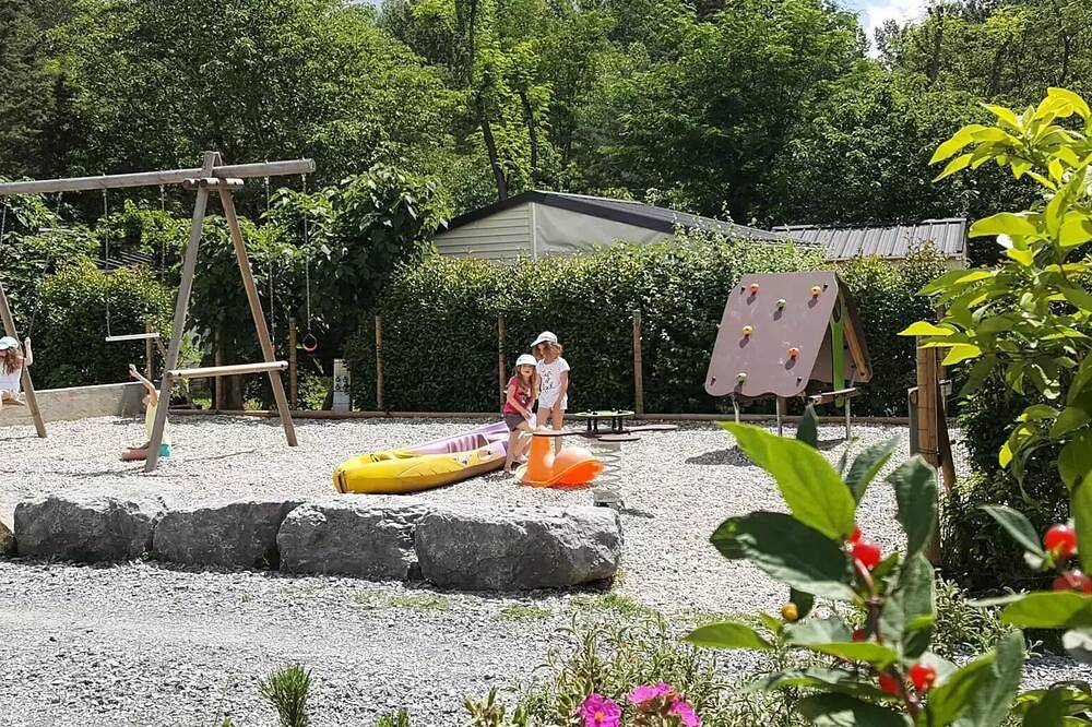 Chalet Zénitude - 21m² - 2 chambres - sans sanitaires 5 personnes in Chauzon, Ardèche
