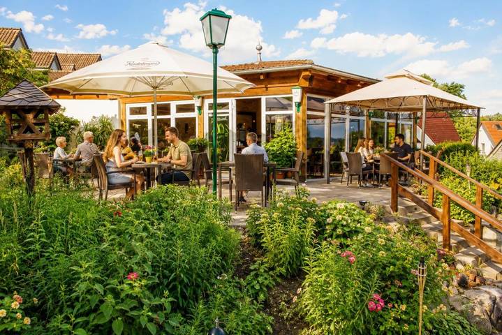 Hotel, mit Garten und Seeblick in Canow