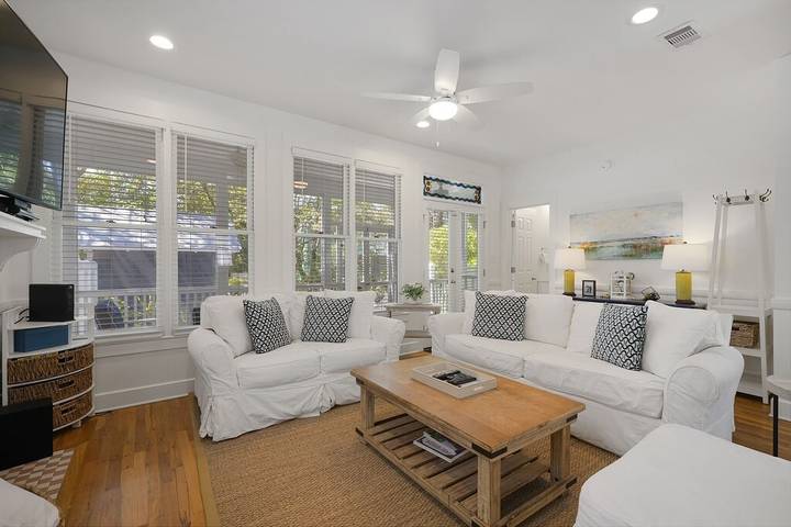 Vacation rental for 10 people, with yard and pool as well as balcony in Watercolor