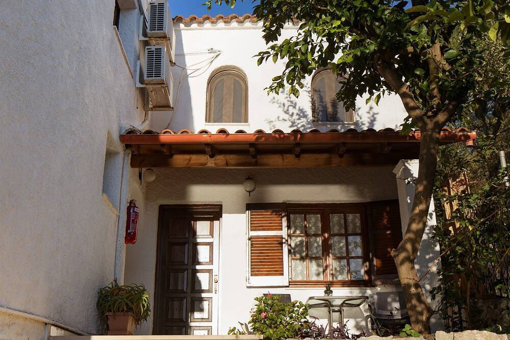 Entire apartment, Villa Perris Studio Number 5 in Kassiopi, Corfu