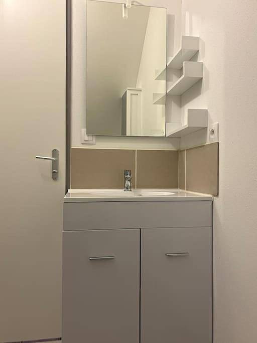 Appartement entier, One-Bedroom Apartment in Digoin, Région de Charolles