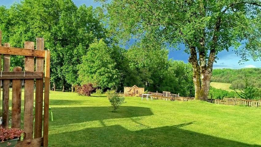 Gîte pour 2 personnes, avec jardin et vue à Château-l'Évêque - 2