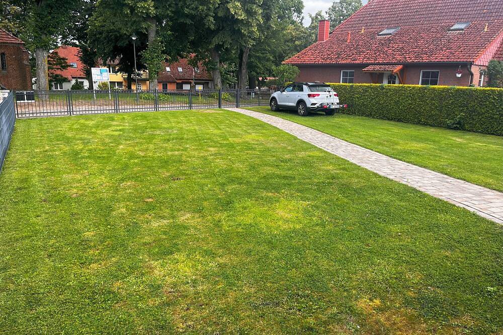 Rheinaus Alleinnutzung voll eingefriedet Wlan malerischen Blickauf Oktogonkirche in Ludorf, Müritz
