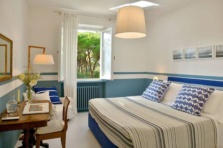 Haus mit 6 Schlafzimmern, 5 Badezimmern, 5 Minuten zu Fuß durch einen privaten Hain zum Strand in Marina di Bibbona, Bibbona