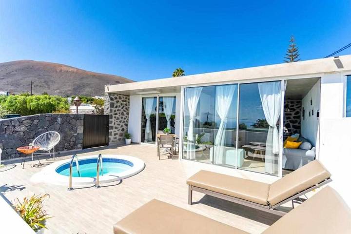 Ferienwohnung für 3 Personen, mit Balkon und Terrasse sowie Garten und Pool