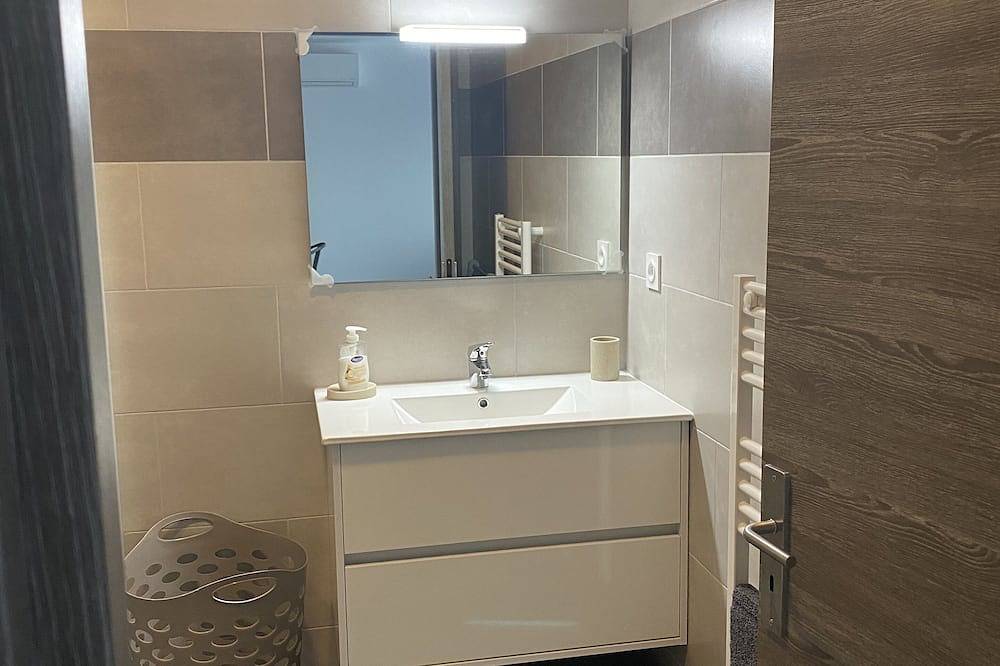 Appartement entier, Appartement T2 rez-de-jardin à 5 minutes de la mer et 2 minutes de tout commerce in Ghisonaccia, Arrondissement de Corte