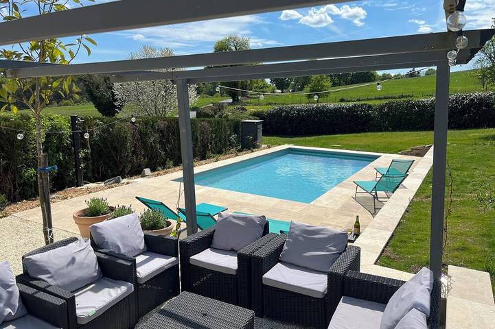 Location de vacances pour 12 personnes, avec Terrasse ainsi que Jardin et Piscine à Saint-Pierre-de-Frugie