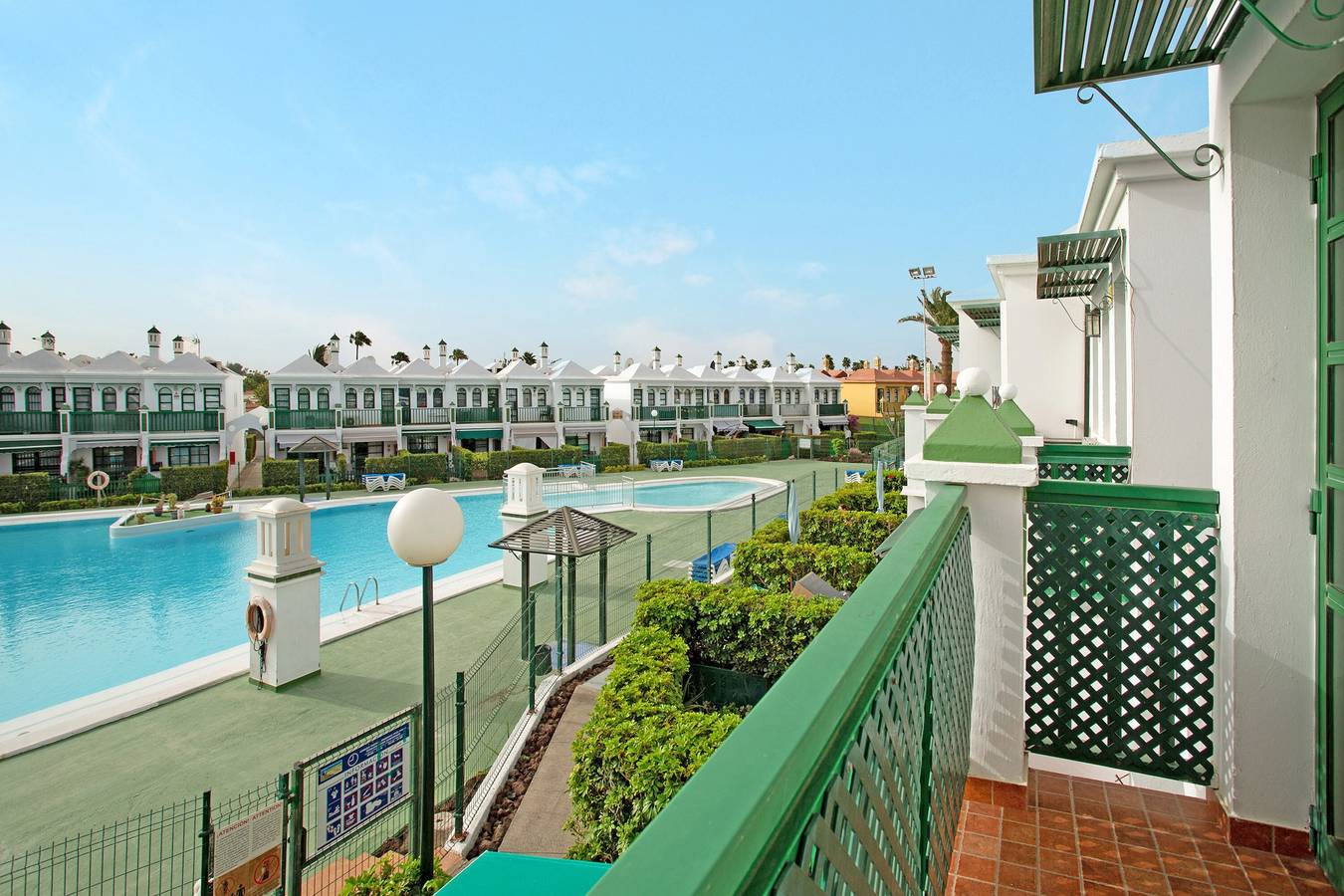 Entire apartment, Holiday Home Dunaflor Gemelo 1 with Shared Pool, Terrace & Wi-Fi in Campo Internacional, San Bartolomé de Tirajana