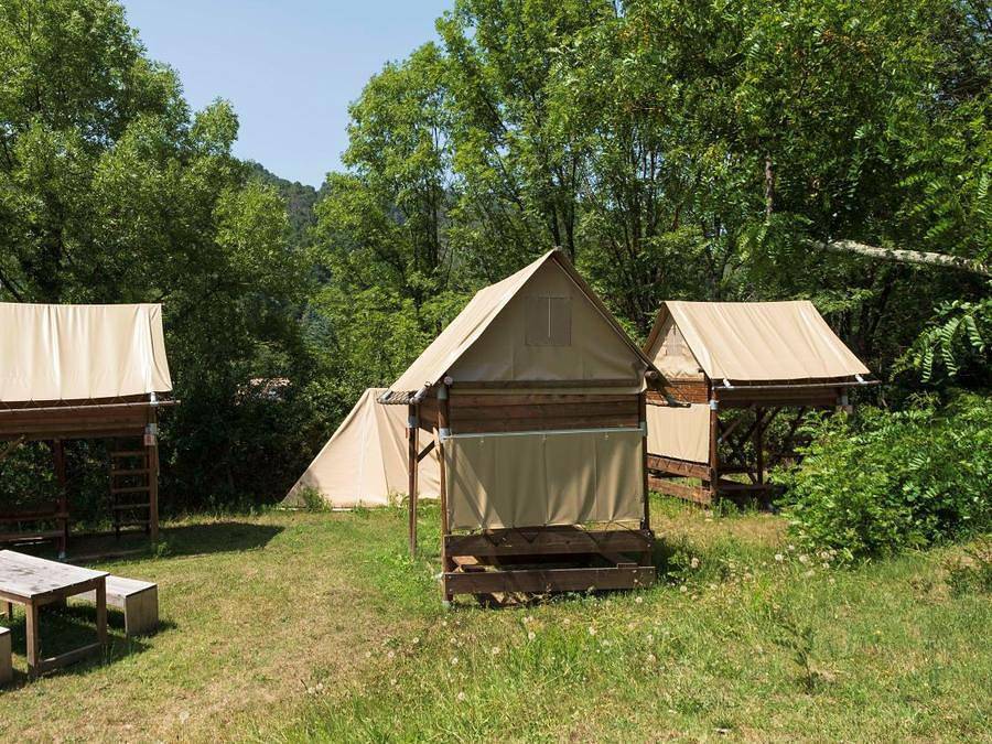 Flower Camping Le Mas de Champel  - Tente en toile et en bois 2 personnes - Bivouac Standard sur pilotis -1 chambre in Les Ollières-sur-Eyrieux, Parc naturel régional des Monts d'Ardèche