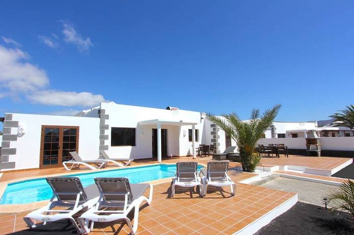 Villa for 8 people, with terrace and garden in Parque del Rey