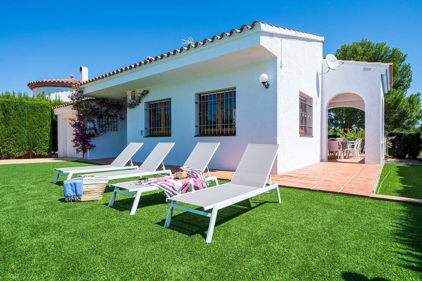 Villa 'Chalet a Pie Cala Forn con Piscina' with Private Pool, Terrace & Wi-Fi in Les Tres Cales, Terres de l'Ebre