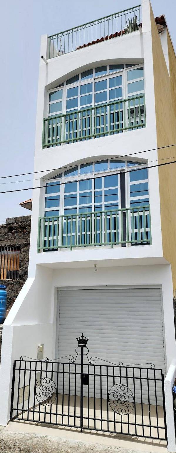 Casinha Nova - Entire Home with City & Ocean View in Sao Filipe in Kaapverdië
