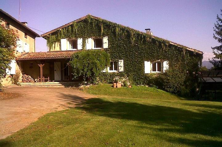 Location de vacances pour 12 personnes, avec jardin ainsi que sauna et balcon, animaux acceptés à Montjoie-en-Couserans