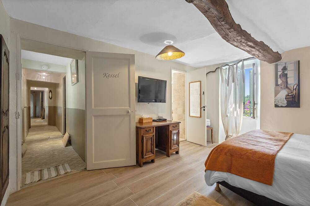 Mas provençal with swimming pool on 3 hectares of terraced land. Pets welcome in Cabris, Mittelmeerküste (Frankreich)