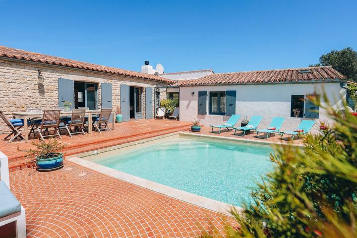 Location de vacances pour 12 personnes, avec piscine ainsi que terrasse et jardin, adapté aux familles à Rivedoux-Plage - 3