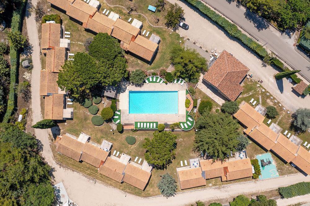 Ganze Wohnung, Stone mas in residence with pool in La Roque-sur-Pernes, Vaucluse