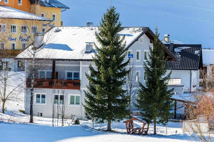 Gîte pour 7 personnes, avec jardin et vue à Gaming