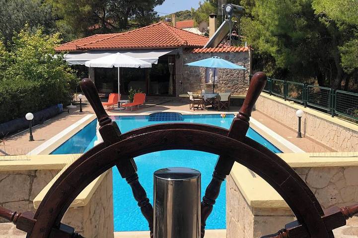 Villa for 3 people, with garden and hot tub in Aegina