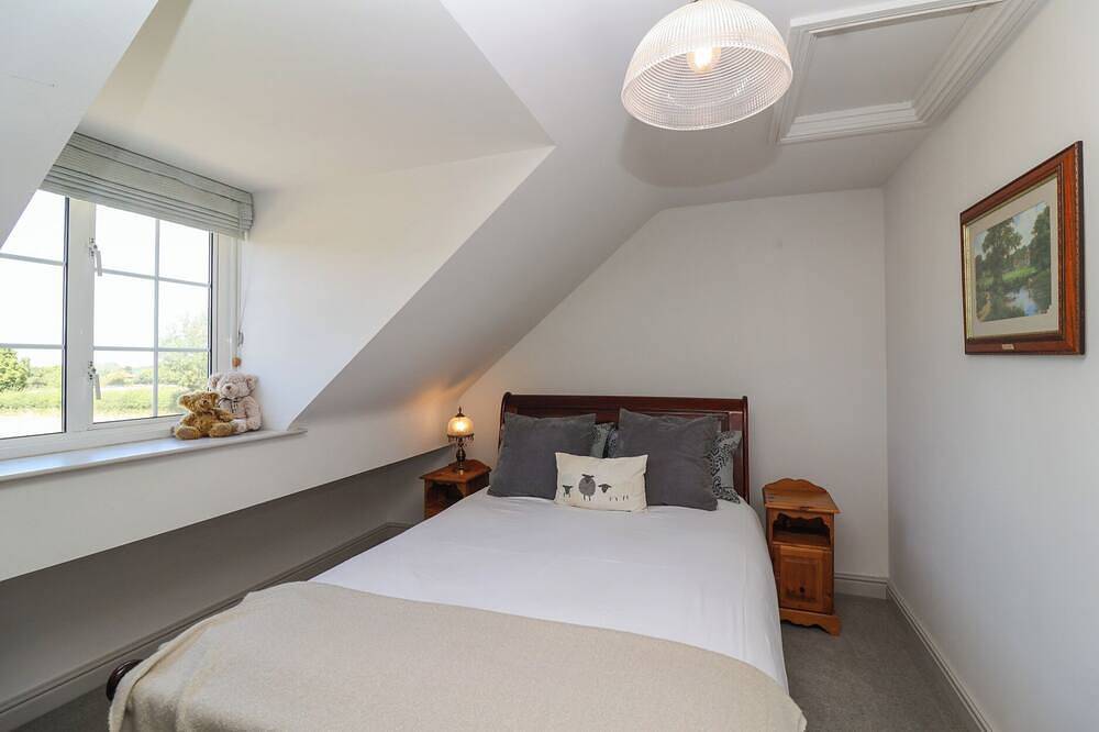 Leafield Cottage, pet friendly, with a garden in Brockworth in Badgeworth, Gloucestershire