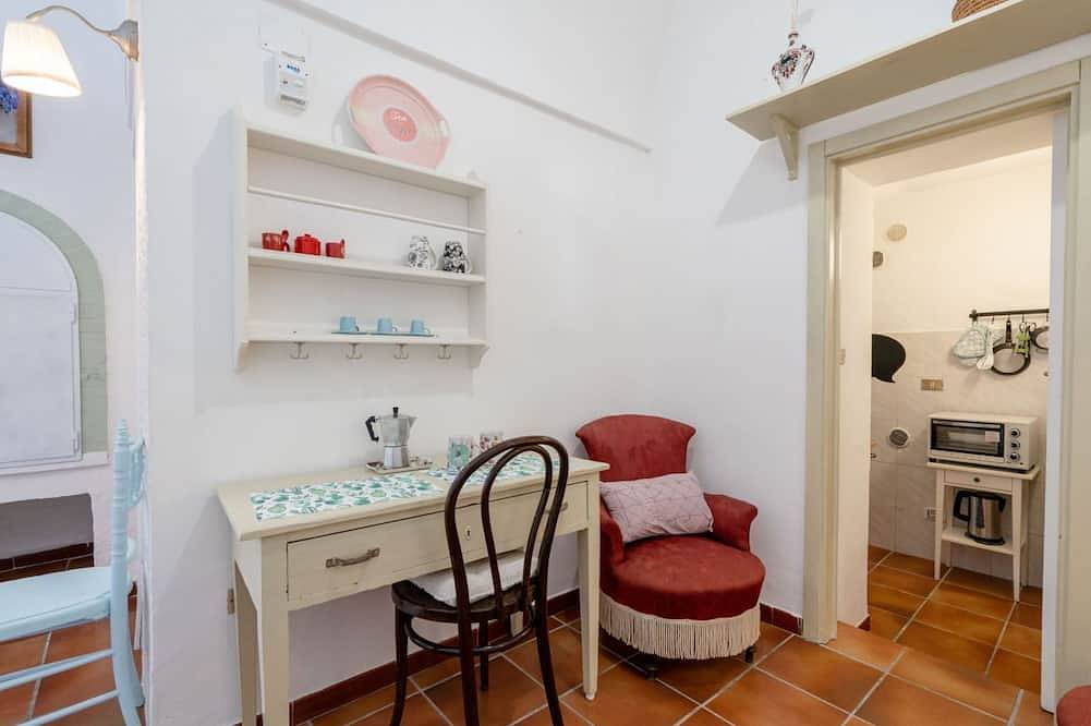 Ganze Wohnung, Guesthost - Lovely apartment that hosts up to 2 people, located in an old farmhouse dating back to the 19th century, furnished with taste and meticulous recovery of the original materials. The accommodation is located in Cozzana, a quiet and verdant dist in San Bartolomeo (Bari), Monopoli